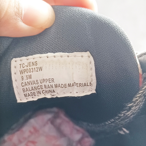 unique pale pink sneakers with rose detail - Picture 8 of 8